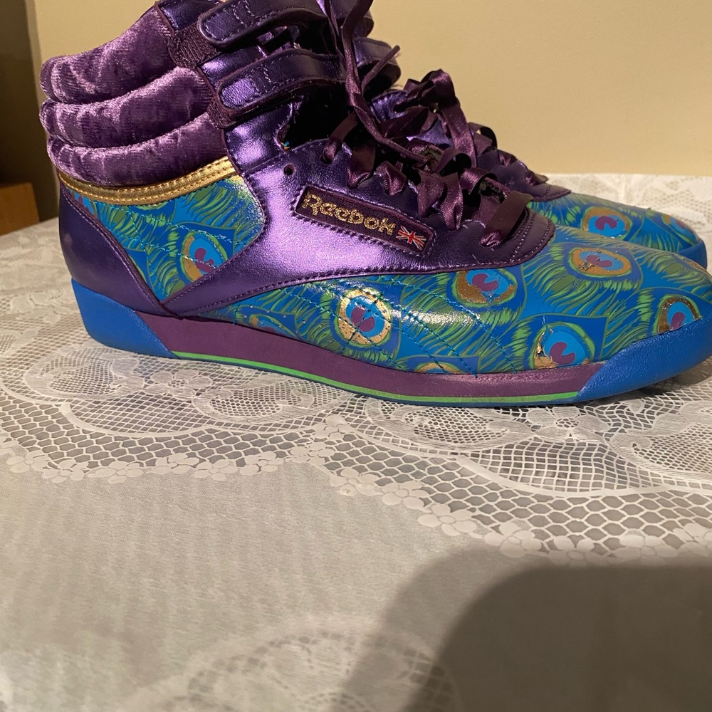 Rare Gorgeous Women’s Reebok Mythology Sneakers Size 9 US